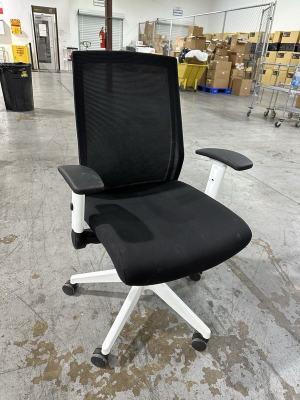 Silla de Oficina Ergonómica de Malla iQ Quantum – Blanca y Negra – 821F-SR-130