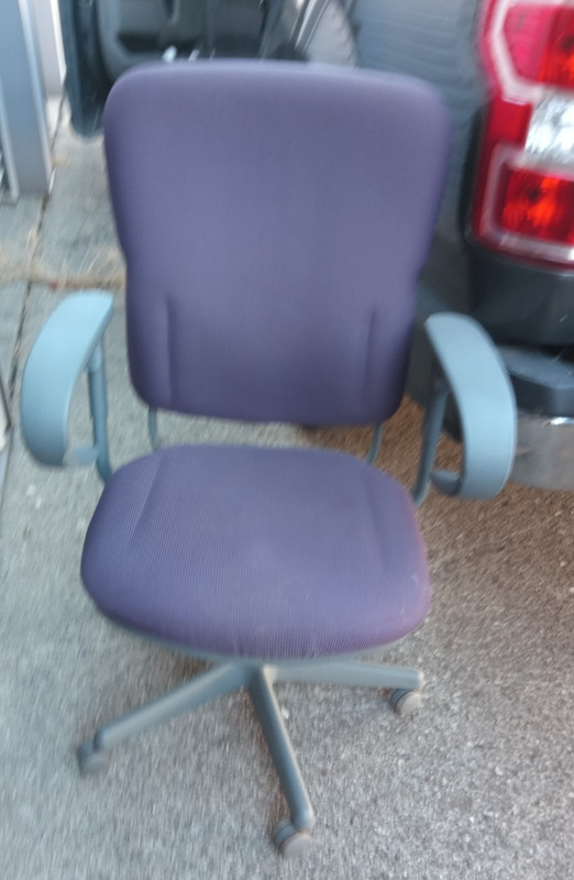 Steelcase office Chair tb117 Adjustable in rare color.