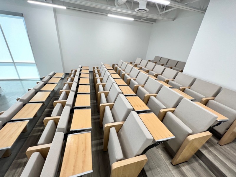 Lecture hall/auditorium seating: 43 folding seats with desks gallery