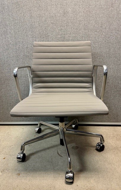 Herman Miller Eames Aluminum Group Management Chair in Grey Fabric, EA335