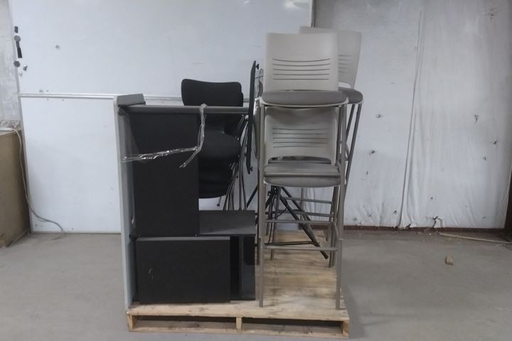 Brand Name MISCFURNITURE 4 Chairs, 4 High-Top Chairs, 1 Desk, 1 Fan (C) gallery