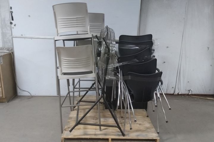 Brand Name MISCFURNITURE 4 Chairs, 4 High-Top Chairs, 1 Desk, 1 Fan (C) gallery