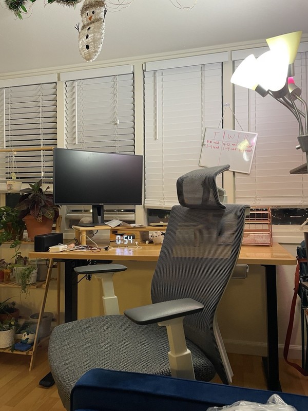 Electric Standing Desk (2023) – Adjustable Height – Excellent Condition – Moving