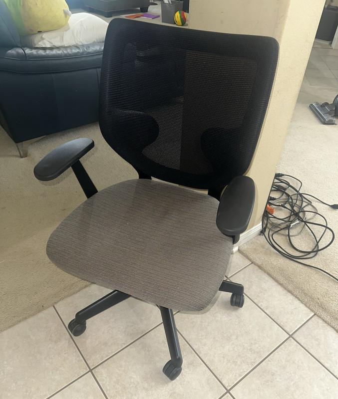 Black Mesh Back Office/Desk Task Chair with Armrests, Casters, Gray Seat