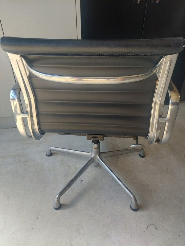 2 Vintage 1989 Herman Miller (Eames) Aluminum Group Management Desk Chairs EA335 gallery