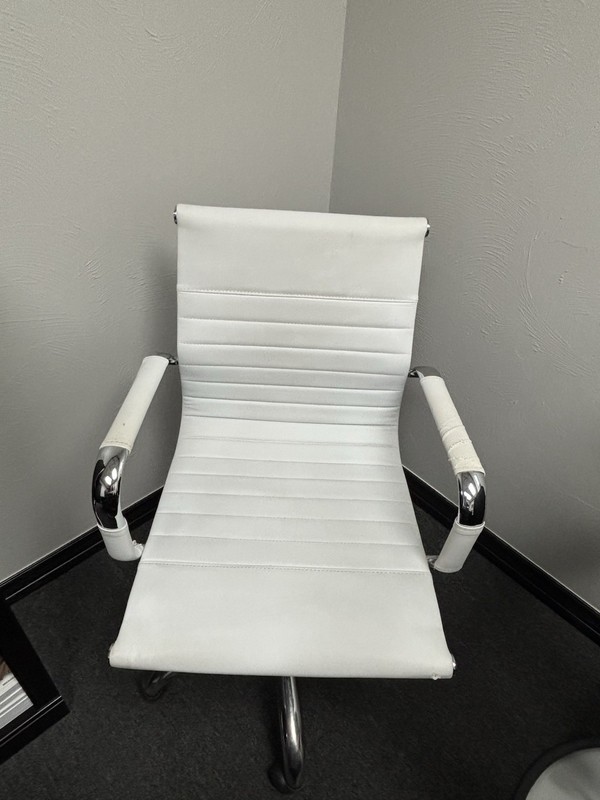 White Leather Office Chairs 3x Count $45 For Both Small $50 For Big One $125 All gallery