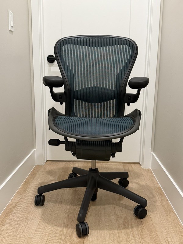 Herman Miller Aeron Classic Desk Chair | | Size B | Rare Emerald | 9.5/10