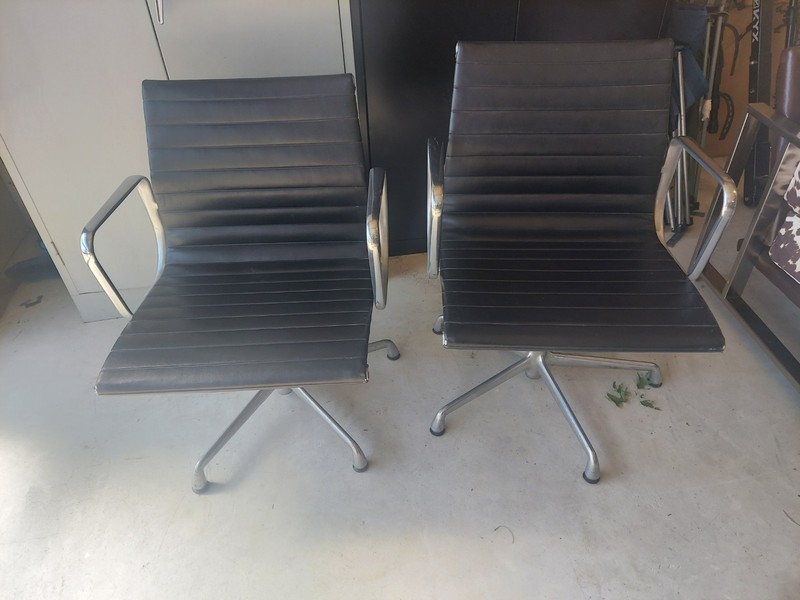 2 Vintage 1989 Herman Miller (Eames) Aluminum Group Management Desk Chairs EA335