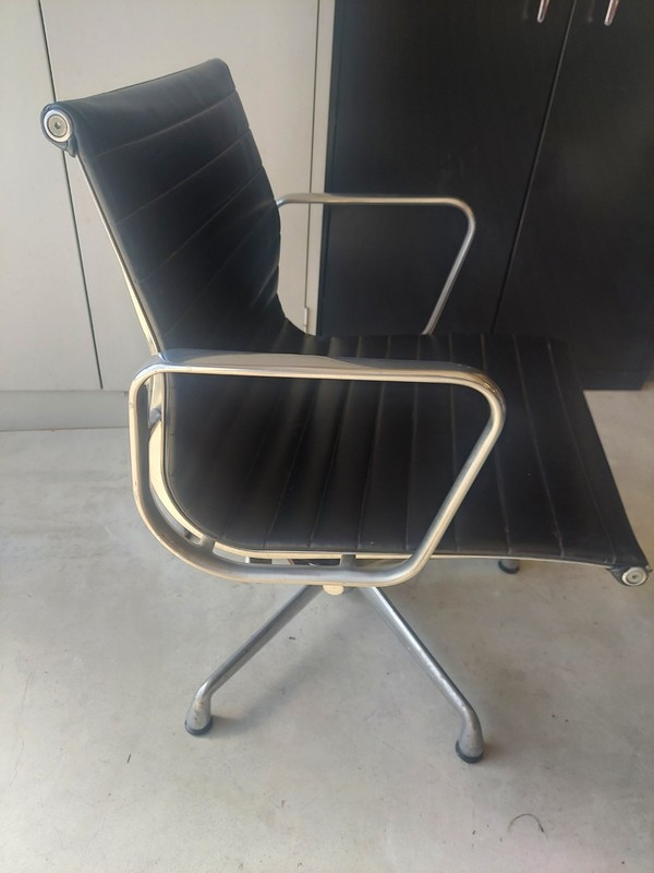 2 Vintage 1989 Herman Miller (Eames) Aluminum Group Management Desk Chairs EA335 gallery