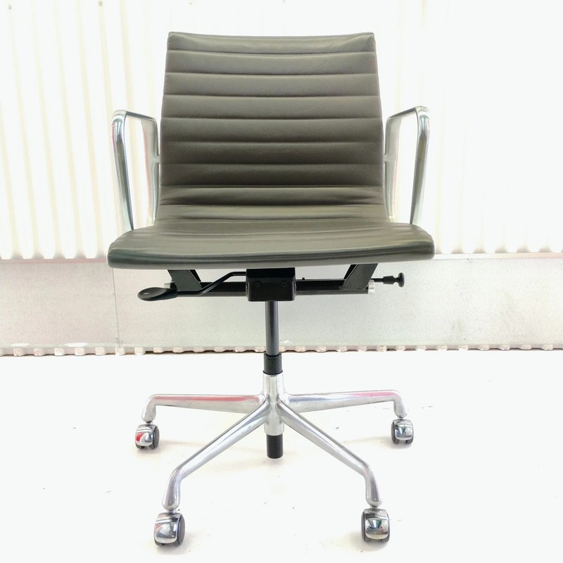 Herman Miller Eames Aluminum Group Management Chair in Charcoal Fabric, EA335