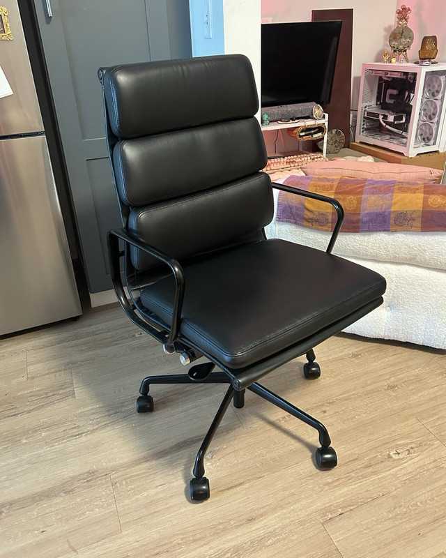 Herman Miller Eames Soft Pad Chair Executive Black Pneumatic Lift Casters