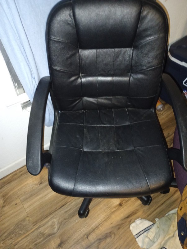 Office chair black used don’t use it anymore don’t have the for it